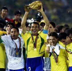 Jogadores da seleção brasileira se reúnem em campo pelo Rio Grande do Sul