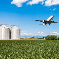 Logística agrícola transporta de maquinários a moléculas