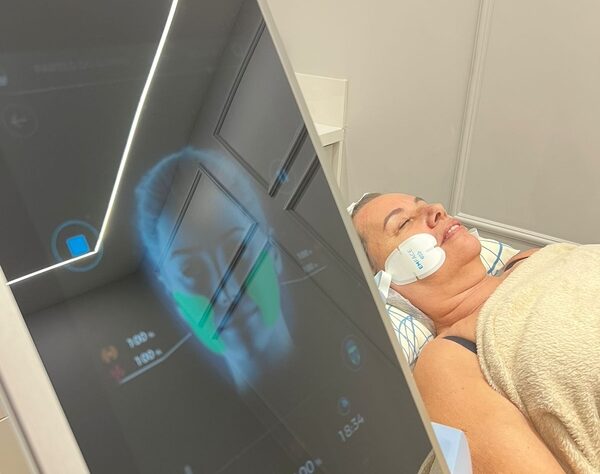 Nova tecnologia trata a flacidez facial sem uso de agulhas