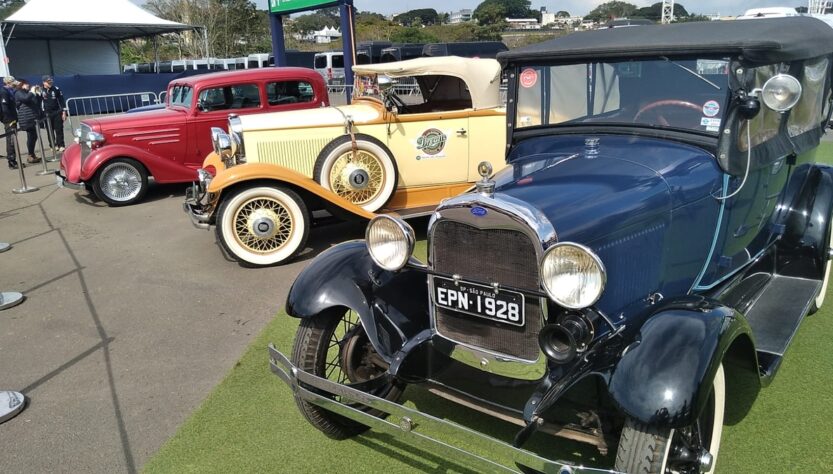 Exposição de carros antigos em São Paulo encanta fãs de automobilismo'