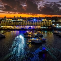 Novotel Recife Marina tem iluminação integrada à paisagem