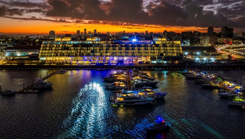 Novotel Recife Marina tem iluminação integrada à paisagem