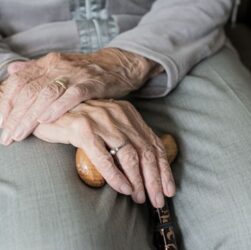 Geriatra do Hospital Estadual de Trindade (Hetrin) Dra. Natália Sardinha dá orientações sobre acidentes com/e por, idosos. Unidade gerida pelo Instituto de Medicina, Estudos e Desenvolvimento (IMED)