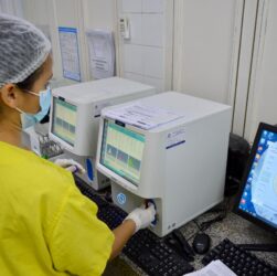 Hospital Estadual de Trindade (Hetrin) recebe novos equipamentos para o Laboratório de Análise Clínicas, unidade gerida pelo Instituto de Medicina, Estudos e Desenvolvimento (IMED)