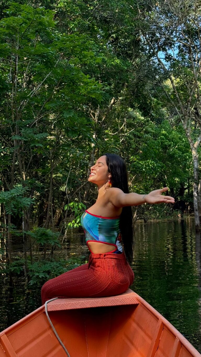 Isabelle Nogueira, ex-BBB e defensora dos direitos sociais, destaca a importância do Dia Internacional dos Povos Indígenas. "Este dia celebra a riqueza e diversidade das culturas indígenas, que são fundamentais para nossa ancestralidade e para a proteção ambiental no Amazonas".