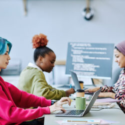 Discriminação marca o dia a dia de LGBTQIAP+ no trabalho