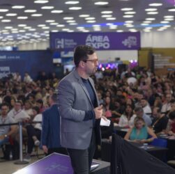 Jean Valério, CEO do Fórum Negócios, autografa na 27ª Bienal