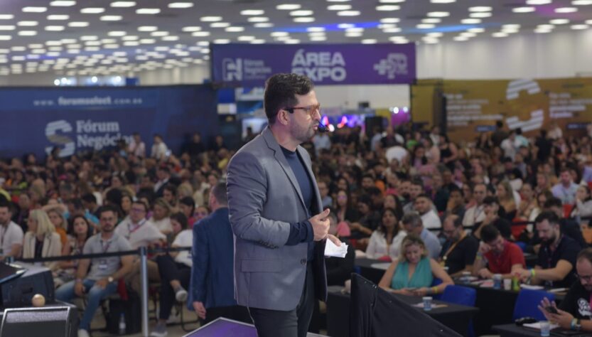 Jean Valério, CEO do Fórum Negócios, autografa na 27ª Bienal