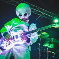 Guitarrista Beto Lefevre estreia espetáculo Alien Guitar