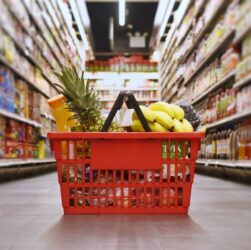 Mais brasileiros estão parcelando compras de supermercado