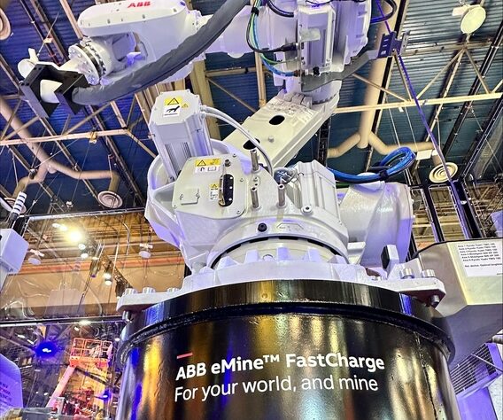 ABB mostra robô que carrega caminhões elétricos