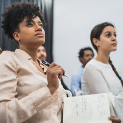 Mulheres performam melhor na liderança, indica pesquisa