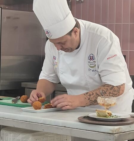 Chef Guto Medeiros apresenta a “Mandioca de Rolo” no Mesa São Paulo 2024