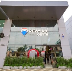 Imobiliária RE/MAX inaugura nova sede em Chapecó