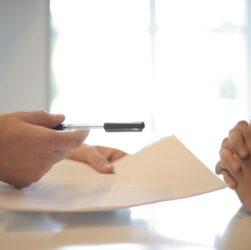 Estratégias jurídicas podem mitigar passivos trabalhistas em grandes empresas