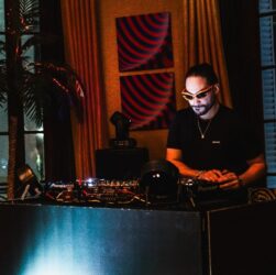 Desfile de Walério Araújo tem trilha de DJ Fábio Lopes