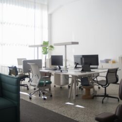 Empresas reduzem custos ao adotar escritórios inteligentes