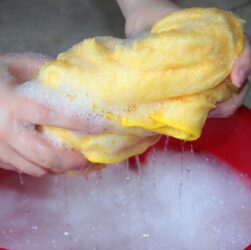 Manusear produtos de limpeza requer cuidados importantes