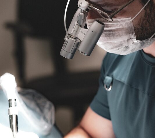 Transplante capilar: estudo destaca avanços na técnica FUE