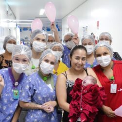 Ana Beatriz agradece a equipe do Hospital Estadual do Centro-Norte Goiano - HCN pela atenção e carinho durante a internação de sua filha Mariana na UTI Neonatal, comemorando a alta às vésperas do Dia das Mães.