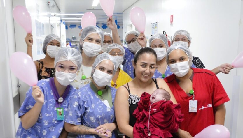 Ana Beatriz agradece a equipe do Hospital Estadual do Centro-Norte Goiano - HCN pela atenção e carinho durante a internação de sua filha Mariana na UTI Neonatal, comemorando a alta às vésperas do Dia das Mães.
