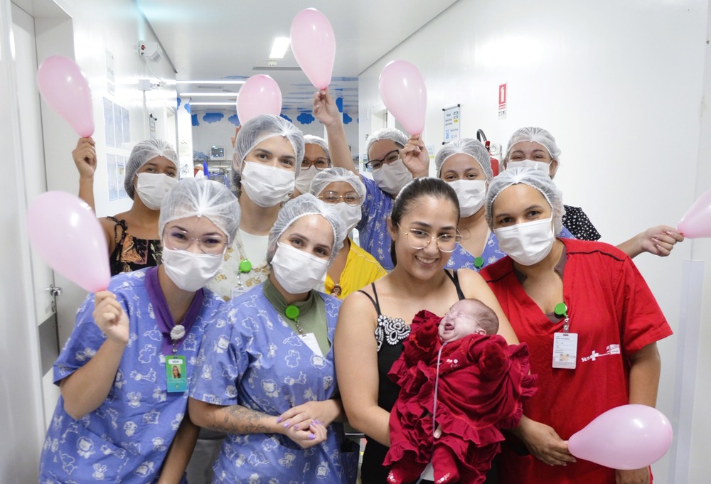 Ana Beatriz agradece a equipe do Hospital Estadual do Centro-Norte Goiano - HCN pela atenção e carinho durante a internação de sua filha Mariana na UTI Neonatal, comemorando a alta às vésperas do Dia das Mães.