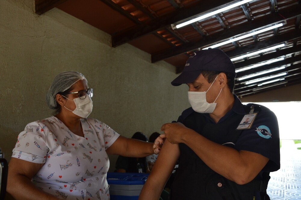 Hospital Estadual de Trindade (Hetrin) imuniza colaboradores contra Influenza, promovendo segurança e proteção no ambiente hospitalar.