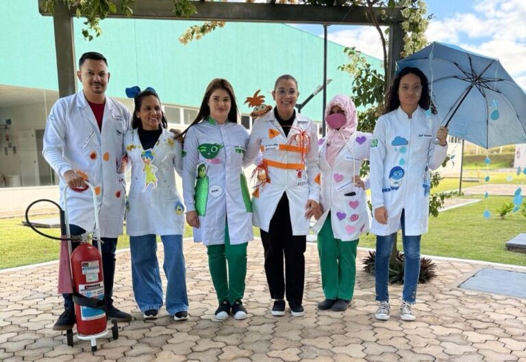 A imagem ilustra as atividades realizadas nas Policlínicas de Formosa e Posse durante a Semana da Enfermagem, destacando momentos de valorização e reconhecimento dos profissionais de enfermagem.