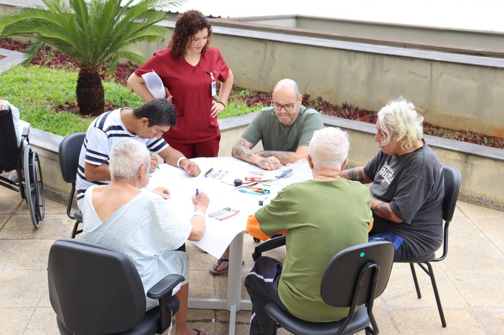 O Projeto Sol do Hospital Municipal da Brasilândia (HMB) promove interação e benefícios emocionais através da exposição à luz natural em ambientes externos.