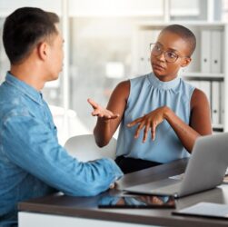 Especialista compartilha dicas para pedir aumento de salário
