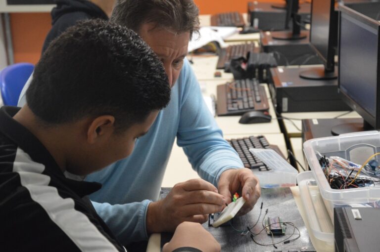 Qualificação é essencial para o jovem se manter no mercado