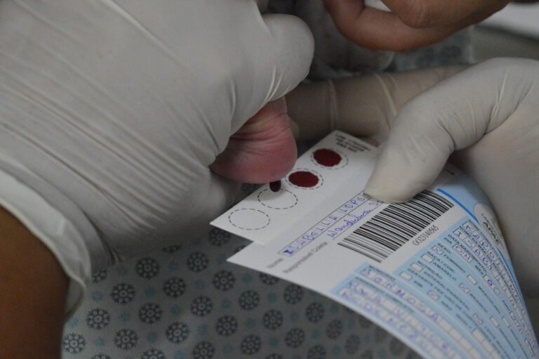 O Teste do Pezinho é um exame essencial que detecta doenças em recém-nascidos, garantindo diagnóstico e tratamento precoces no Hospital Estadual de Formosa (HEF).