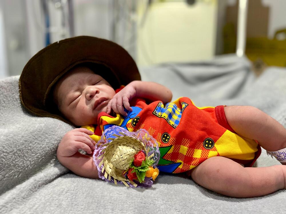 Ensaio fotográfico de recém-nascidos no Hospital Estadual de Formosa - HEF celebra as festas de São João, promovendo acolhimento e criando memórias afetivas para as famílias.