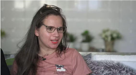 Juliana Rangel, uma agente de saúde de 26 anos, se recupera após ser baleada na cabeça. | MedPlus Serviços Médicos