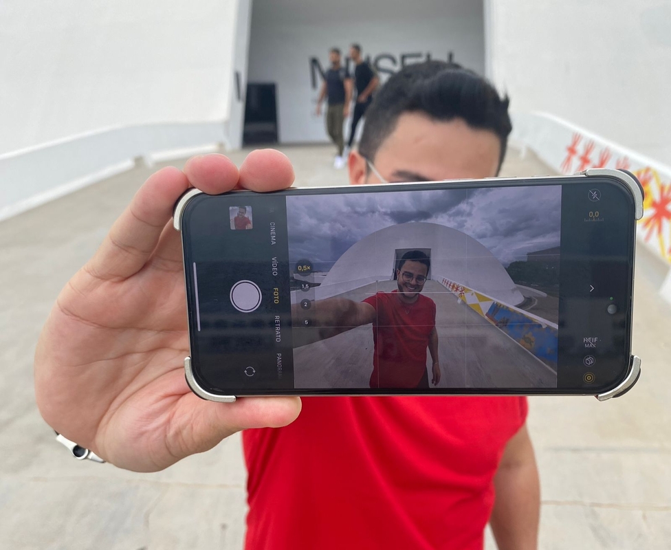 Influenciador de viagens transforma vlogs em experiências