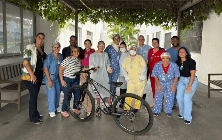 Rony Alves, de 13 anos, realiza seu sonho de ter uma bicicleta ao deixar a UTI Pediátrica do HCN - Hospital Estadual do Centro-Norte Goiano.