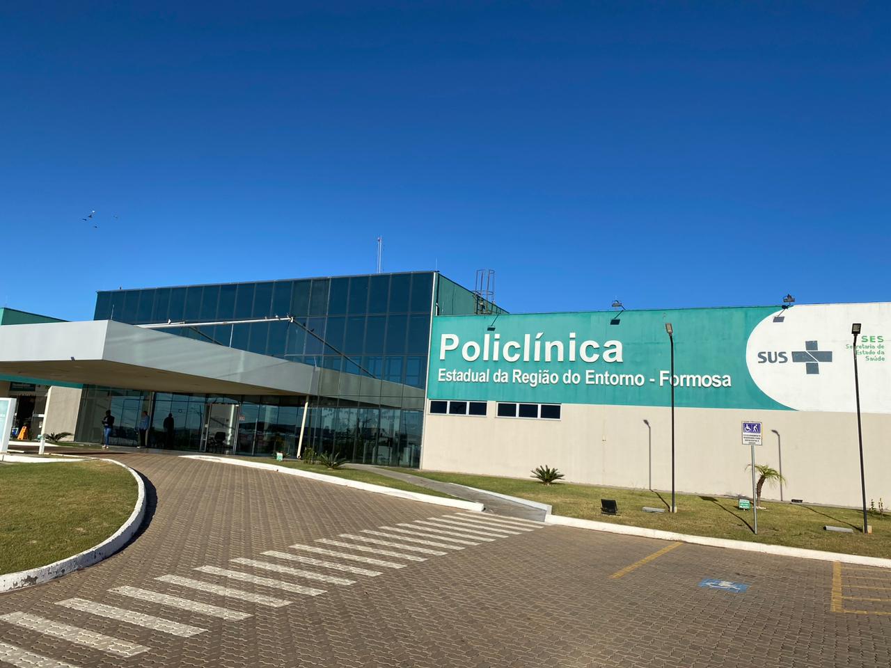 Profissional de saúde orienta sobre sinais do câncer de pele e importância do diagnóstico precoce durante ação na Policlínica de Formosa.