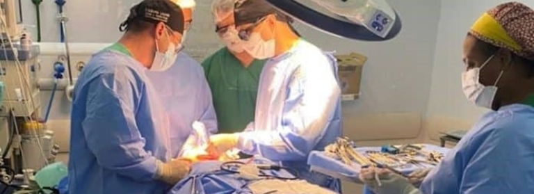 Hospital Municipalizado Adão Pereira Nunes realiza recorde de cirurgias através dos profissionais da MedPlus, em 2025, enfrentando a violência urbana com atendimento a feridos por arma de fogo.