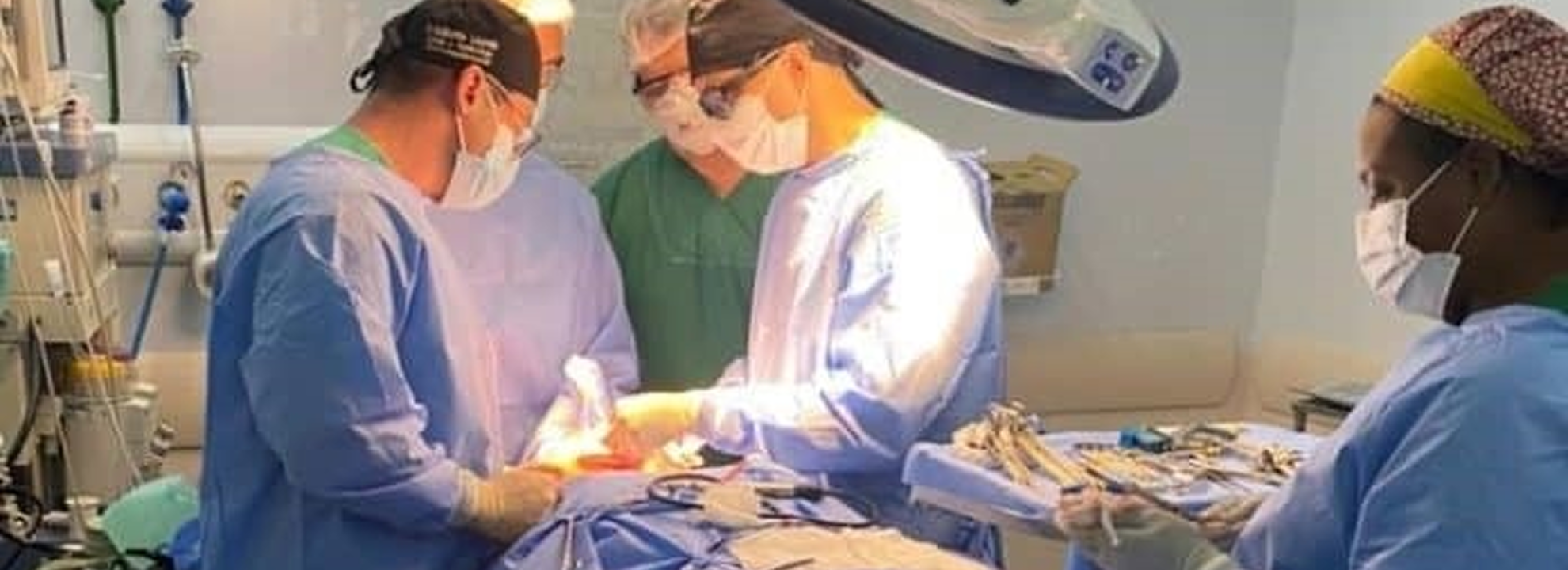 Hospital Municipalizado Adão Pereira Nunes realiza recorde de cirurgias através dos profissionais da MedPlus, em 2025, enfrentando a violência urbana com atendimento a feridos por arma de fogo.