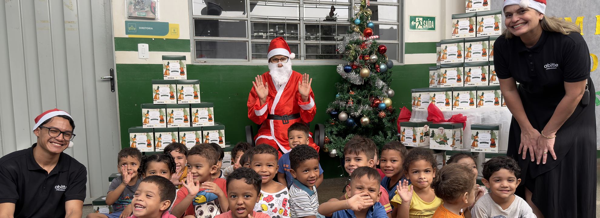 Colaboradores da Abitte Urbanismo, empresa que faz parte da Colpar Brasil distribuem panetones e promovem um Natal feliz para crianças em Cuiabá.