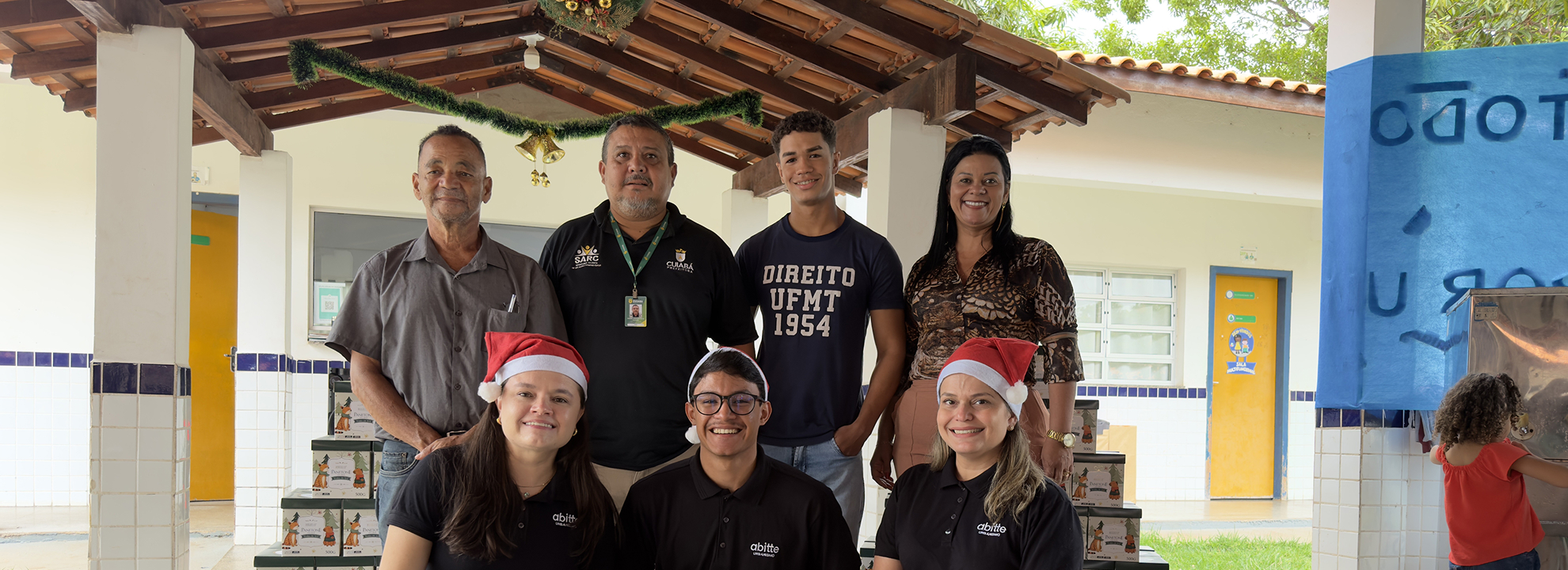 Colaboradores da Abitte Urbanismo, empresa que faz parte da Colpar Brasil distribuem panetones e promovem um Natal feliz para crianças em Cuiabá.