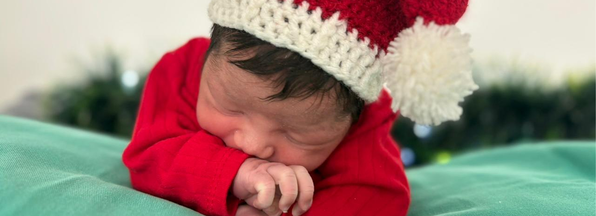 Recém-nascidos em trajes natalinos durante ensaio fotográfico no Hospital Estadual de Formosa, promovendo acolhimento e celebração.