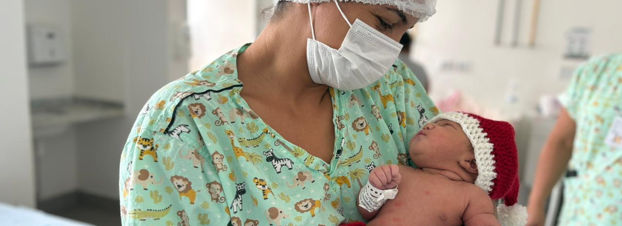 Recém-nascidos em trajes natalinos durante ensaio fotográfico no Hospital Estadual de Formosa, promovendo acolhimento e celebração.
