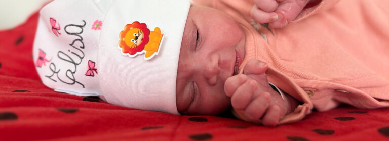 Ação "Toucas Malucas" do Hospital Estadual de Formosa - HEF: recém-nascidos recebem toucas decoradas para celebrar o Mês das Crianças.