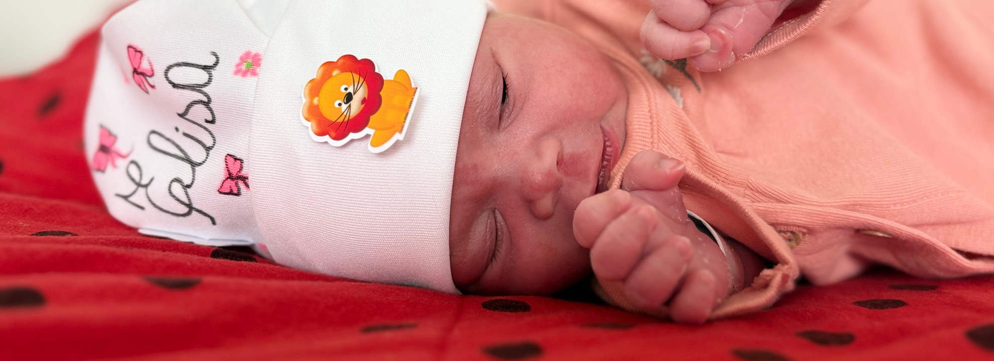Ação "Toucas Malucas" do Hospital Estadual de Formosa - HEF: recém-nascidos recebem toucas decoradas para celebrar o Mês das Crianças.