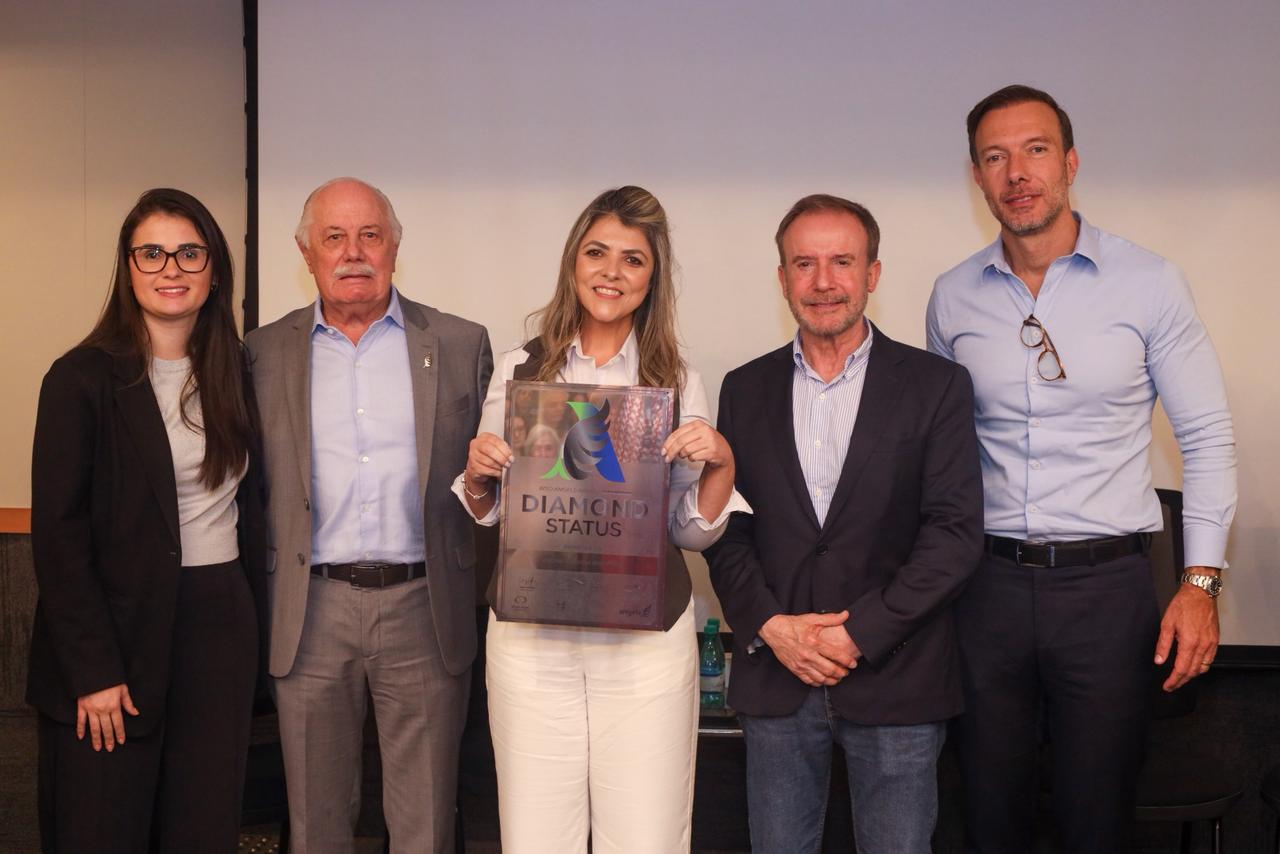 Equipe do Hospital Municipal da Brasilândia que integram o Protocolo AVC, responsáveis pela implementação das rotinas assistenciais e pela conquista do selo Diamond, posam juntas em evento da prefeitura