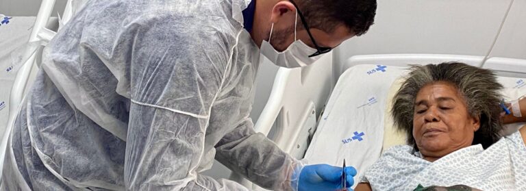 Enfermeiro estomaterapeuta do Hospital Estadual do Centro-Norte Goiano (HCN) cuidando de feridas em paciente com diabetes.