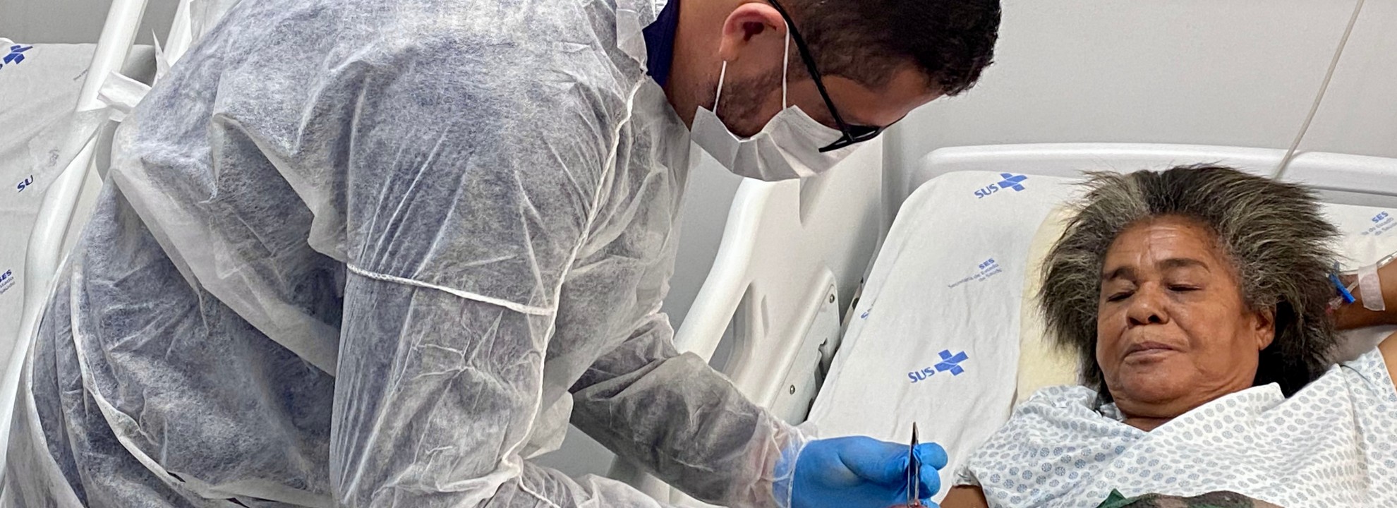 Enfermeiro estomaterapeuta do Hospital Estadual do Centro-Norte Goiano (HCN) cuidando de feridas em paciente com diabetes.