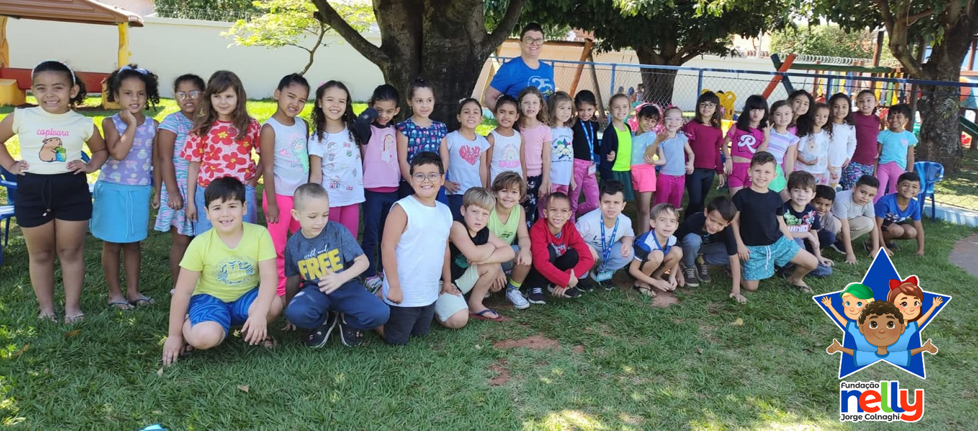 Celebração dos 25 anos da Fundação Nelly Jorge Colnaghi em Penápolis, com homenagens e reconhecimento ao trabalho na educação infantil.