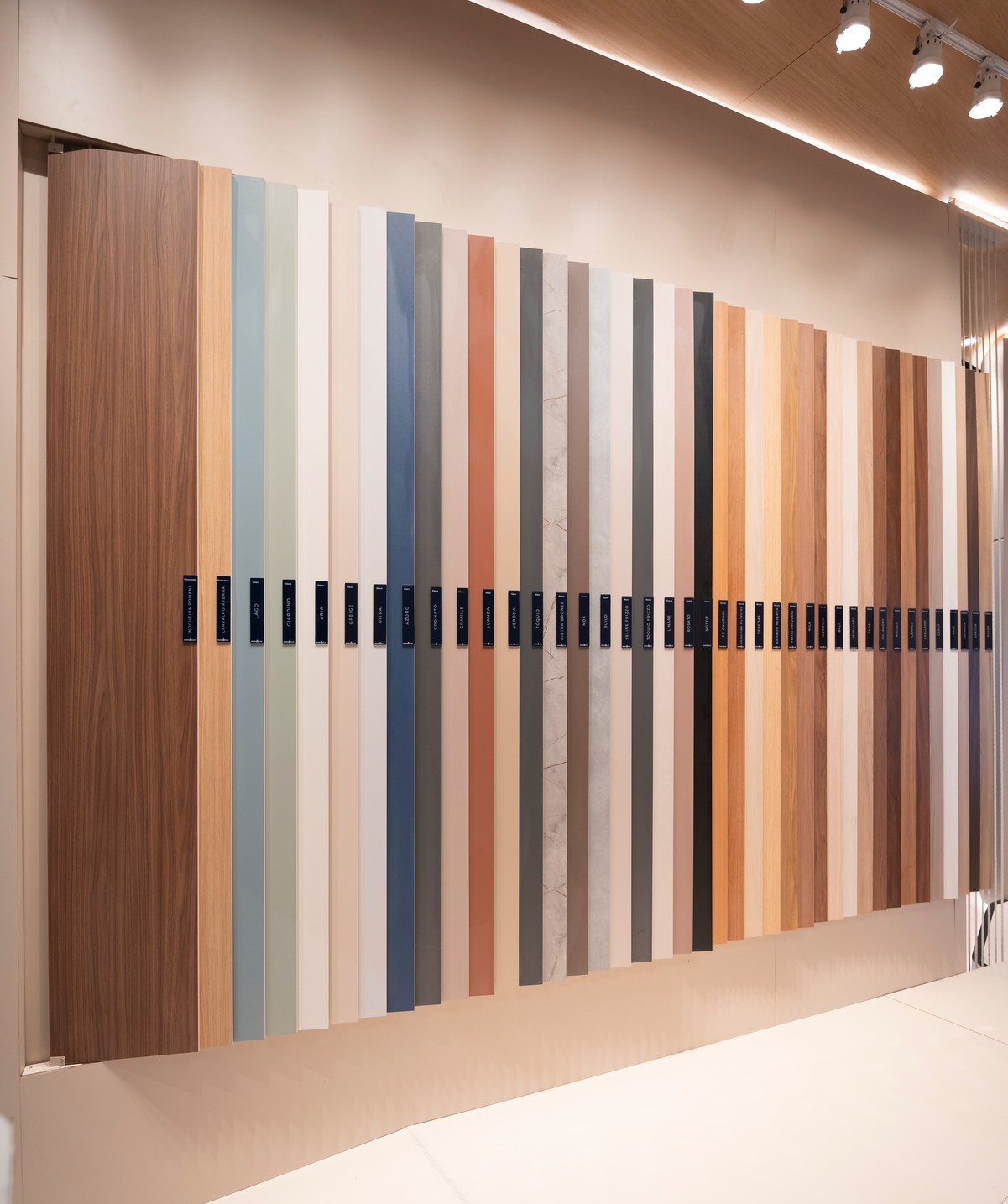 Em 2025, a Greenplac investiu R$ 120 milhões em MDF e sustentabilidade, lançando a Coleção Clássicos e promovendo eventos no setor.